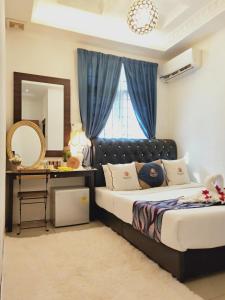 Llit o llits en una habitació de Ghazrin's Garuda Hotel