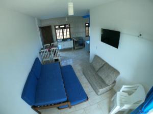 an aerial view of a living room and kitchen with a blue couch at Guaraflat in Guaratuba