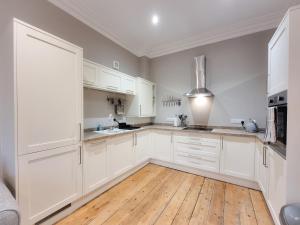 A kitchen or kitchenette at 8 Belgrave Apartments