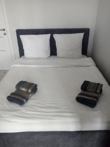 un letto bianco con due cuscini sopra di Як вдома ! a Užhorod