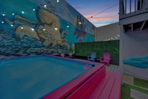 Bee RidgeにあるShark Unit, Pool Jacuzzi Steps to Siesta Key Beachの壁画のあるスイミングプール