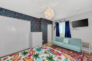 Bee RidgeにあるShark Unit, Pool Jacuzzi Steps to Siesta Key Beachの青いソファとテレビのあるリビングルーム +20枚の写真