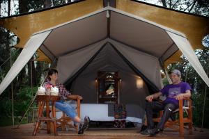 two people sitting in front of a tent at Glamping Chaska Ocupi in Urubamba