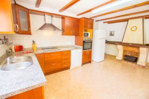 Kuchyňa alebo kuchynka v ubytovaní Perfecta villa para vacaciones con wifi y A/C