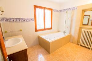 Kúpeľňa v ubytovaní Perfecta villa para vacaciones con wifi y A/C