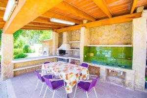 Televízia a/alebo spoločenská miestnosť v ubytovaní Perfecta villa para vacaciones con wifi y A/C