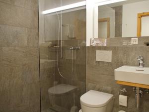 Bilik mandi di Hotel Saluver