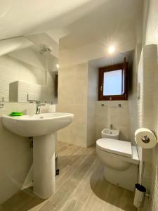 A bathroom at La suite aquilana Még 22 kép