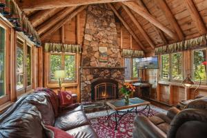 Dancing Cubs Camp - Hot Tub cabin