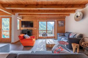 a living room with a couch and chairs in a cabin at Chalet Solize - Terrasse avec superbe vue - Sauna in Champagny-en-Vanoise