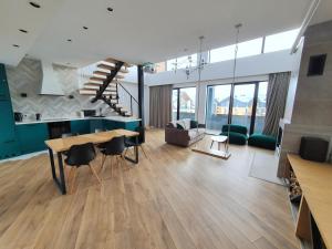 Posezení v ubytování George Snow Apartments in New Gudauri - fireplace, 50m to Gondola lift