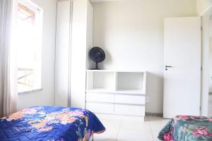 Postelja oz. postelje v sobi nastanitve Apartamento Com Ar Cond e WIFI no Villa das Águas - Praia do Saco