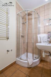a bathroom with a shower and a sink at J&J Apartments, Szeroka 25 Apartament 13 in Toruń