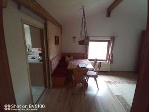 ein Wohnzimmer mit einem Tisch und einer Küche in der Unterkunft Haus Sonnenalm in Sankt Sigmund im Sellrain