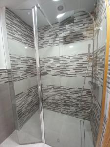 een douche met een glazen deur in de badkamer bij Julia's Paradise Apartment in Torrevieja