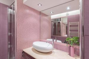 łazienka z umywalką i lustrem w obiekcie iFlat Via del Corso Elegant Apartment w Rzymie +13 zdjęć