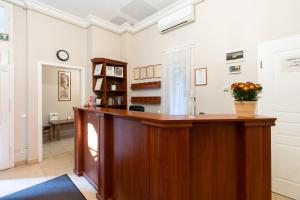 biuro prawnicze z biurkiem w pokoju w obiekcie Budapest Panorama Central w Budapeszcie