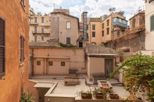 widok na aleję z budynkami w obiekcie iFlat Via del Corso Elegant Apartment w Rzymie