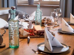 ブリクセン・イム・ターレにあるChalet Achenbergの木製テーブル(ワイングラスと食べ物付)