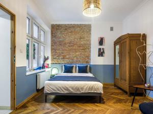 una camera con letto e muro di mattoni di Silent blue apartment / Kochanowskigo St a Cracovia