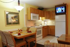A kitchen or kitchenette at Destin Holiday Beach Resort