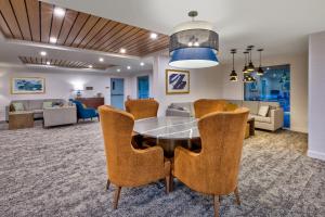 a dining room with a table and chairs at Staybridge Suites Pittsburgh Airport by IHG in Beechcliff