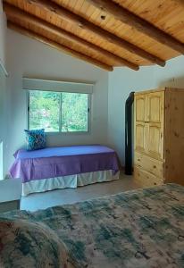Una cama o camas en una habitación de COSTA COM Cabañas