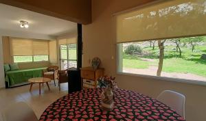 Un jardín fuera de COSTA COM Cabañas
