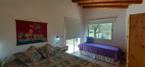 1 Schlafzimmer mit 2 Betten und einem Fenster in der Unterkunft COSTA COM Cabañas in Merlo