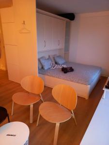 una piccola camera da letto con due sedie e un letto di relax @the beach a De Haan