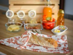 una mesa con una barra de pan sobre un papel en Tulipán vendégház, en Örvényes