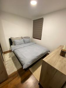 sypialnia z łóżkiem w rogu pokoju w obiekcie Apartman Arya Vlasic w mieście Šišava