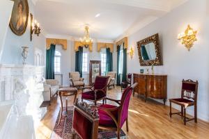 sala de estar con muebles y chimenea en Shindisi Residence Boutique Villa en Tiflis