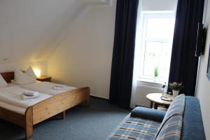 Uma cama ou camas num quarto em Hotel Alte Schmiede Jork