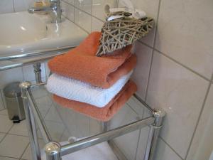 four towels on a towel rack next to a sink at Apartment am Steinweg in Emden +53 photos