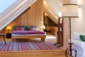 Un pat sau paturi într-o cameră la Charmante Gästewohnung in altem Bauernhaus in alpiner Alleinlage