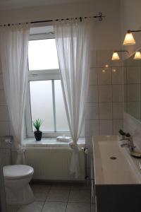 Uma casa de banho em Hotel Alte Schmiede Jork