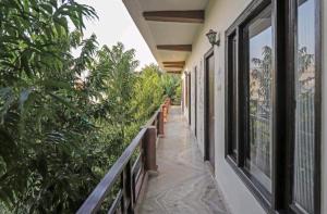 un balcone di una casa con piante di Hotel Ramayana Khajuraho a Khajurāho