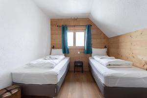 Tempat tidur dalam kamar di Chalet les Vieux Murs