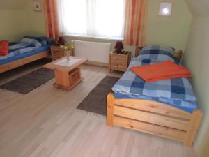1 dormitorio con 2 camas individuales y mesa en Ferienhaus Matti, en Kamschlacken