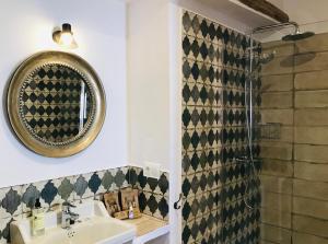 a bathroom with a sink and a mirror at Llar de Beniardà in Beniardá