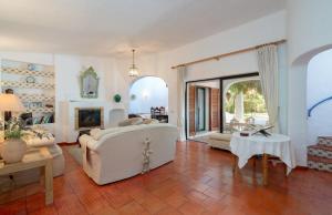 Una sala de estar con una cama y una chimenea. en Villa Serendipity by SAPvillas, en Vilamoura