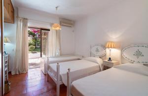 Un dormitorio con dos camas y una ventana. en Villa Serendipity by SAPvillas, en Vilamoura 29 fotos más