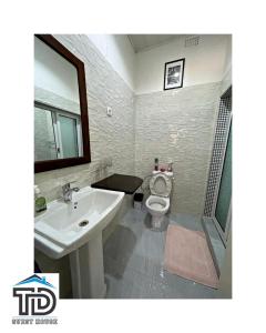 Bilik mandi di TD Guest House 5 Lite