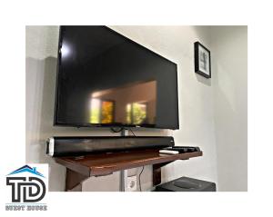 Televisyen dan/atau pusat hiburan di TD Guest House 5 Lite