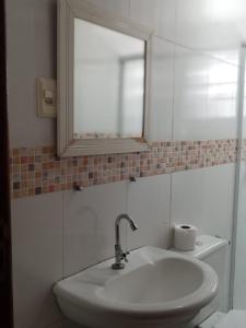 Boulevard Bed & Breakfast في ريو دي جانيرو: حمام مع حوض أبيض ومرآة