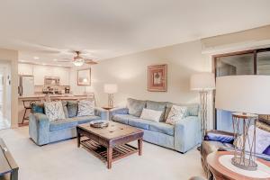ein Wohnzimmer mit 2 blauen Sofas und einem Tisch in der Unterkunft Moorings 43-44 in Hilton Head Island