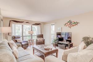 ein Wohnzimmer mit 2 Sofas und einem TV in der Unterkunft Moorings 43-44 in Hilton Head Island