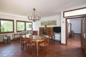 uma sala de jantar e sala de estar com mesa e cadeiras em Holiday Home Falzes em Falzes