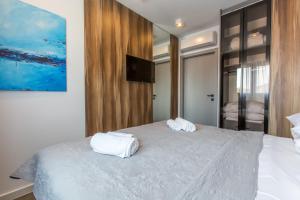 sypialnia z łóżkiem z dwoma ręcznikami w obiekcie Villa Braga a5 w Baskiej Vodzie
